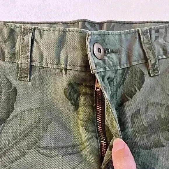 Levi’s Premium Womens Green Palm Leaf Tropical Print Chino Shorts Size 28 - Picture 7 of 9